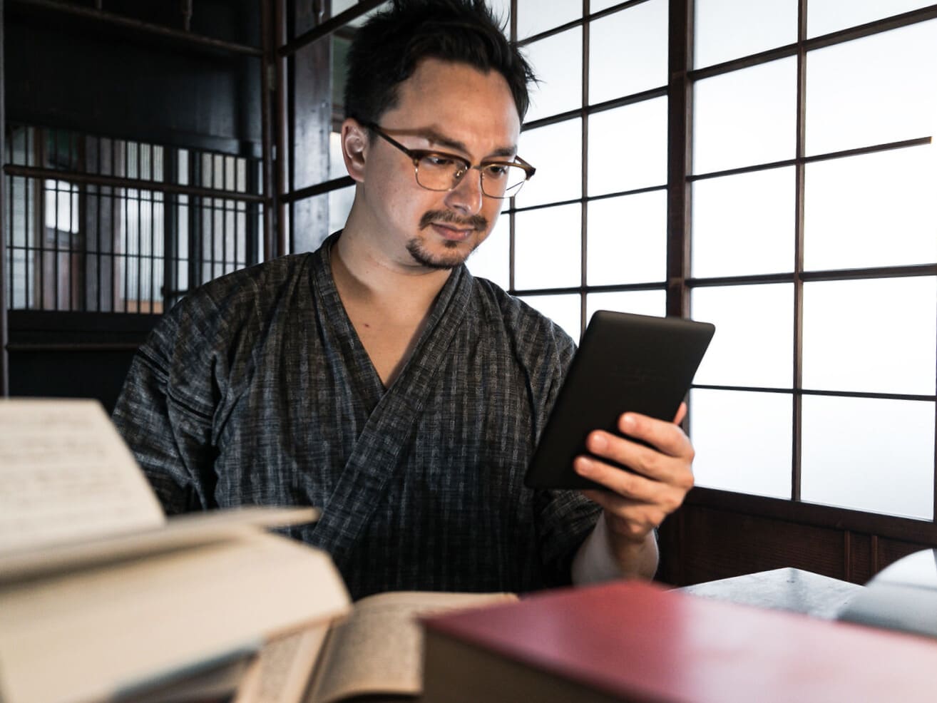 読書を止めスマホをいじるドイツ人ハーフ男性