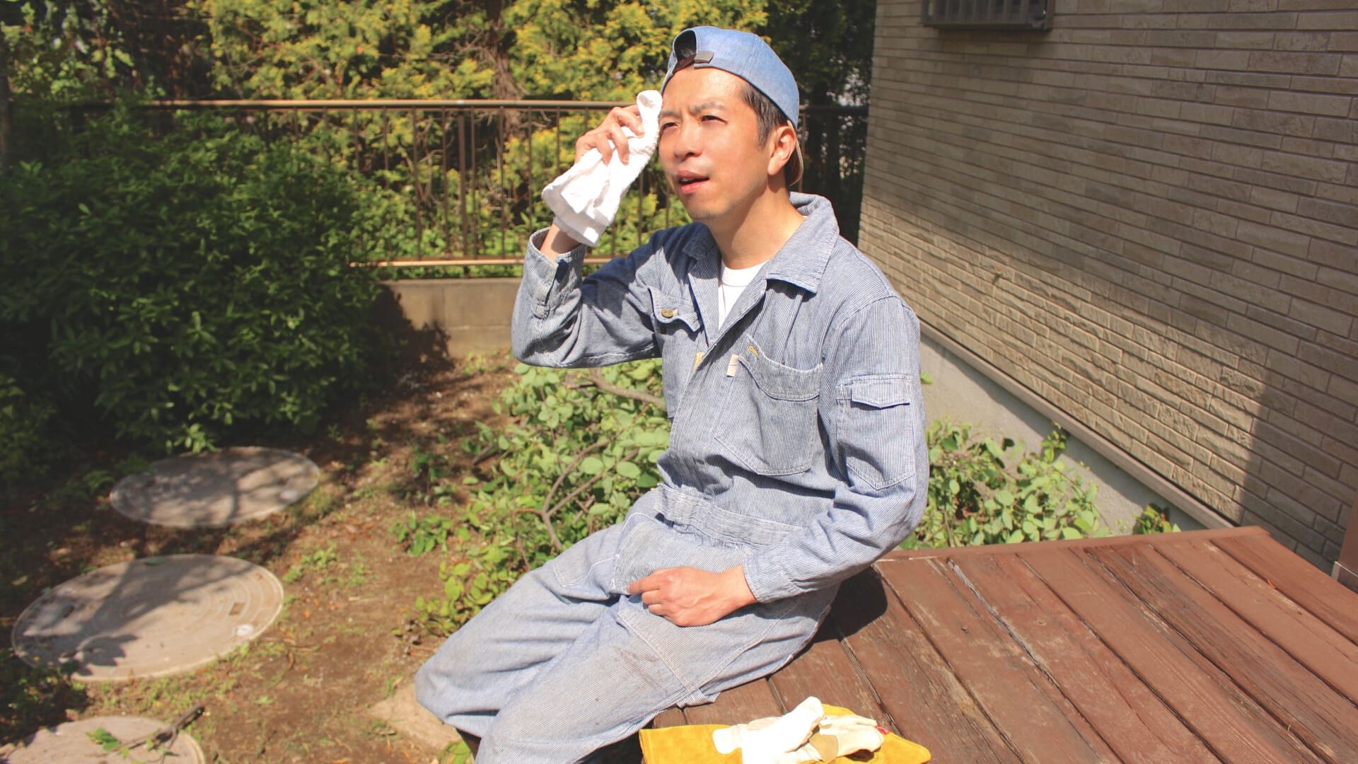 汗を拭う作業中の男性