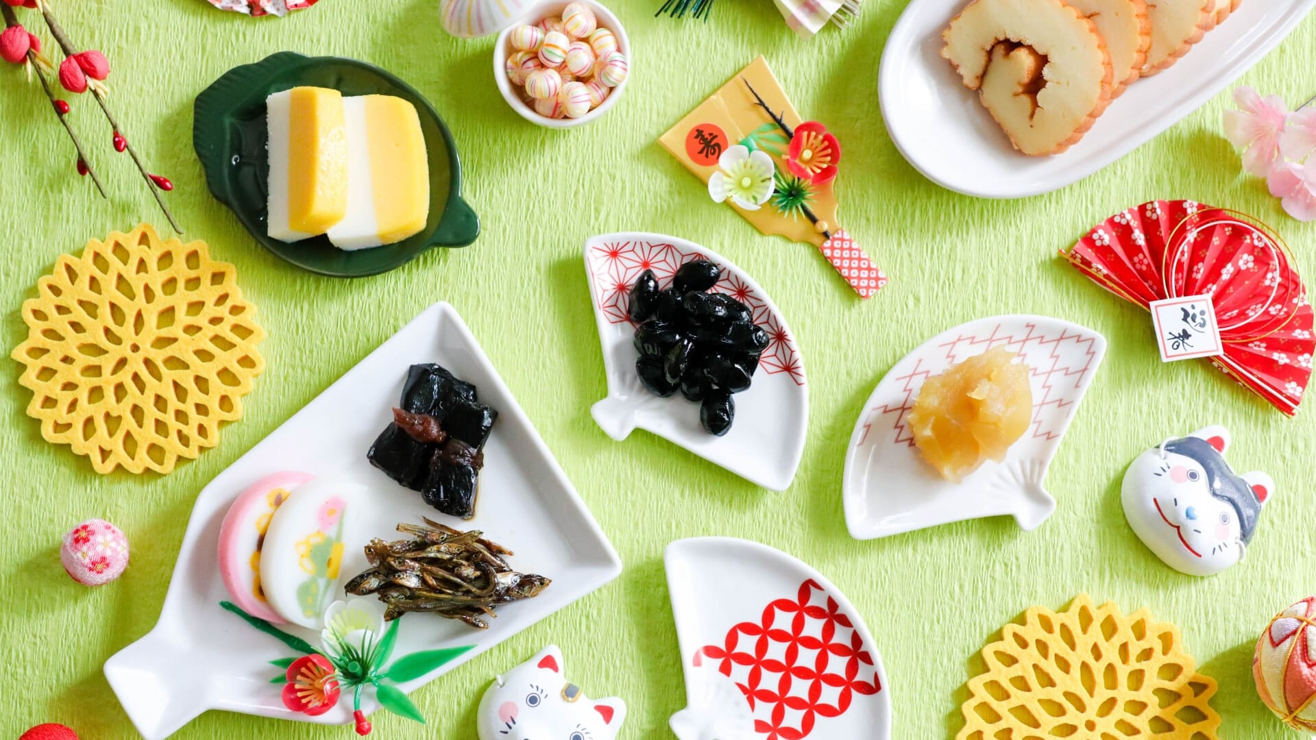 小皿にとったおせち料理で賑やかに。