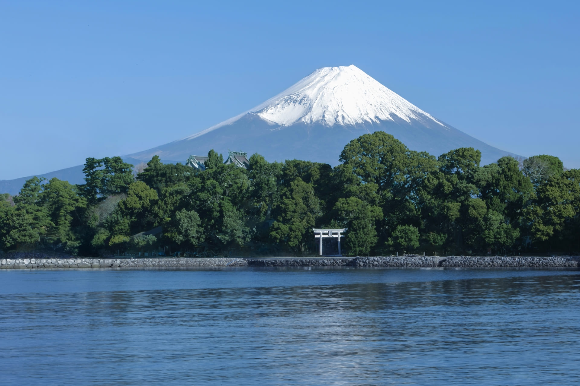湖と富士山