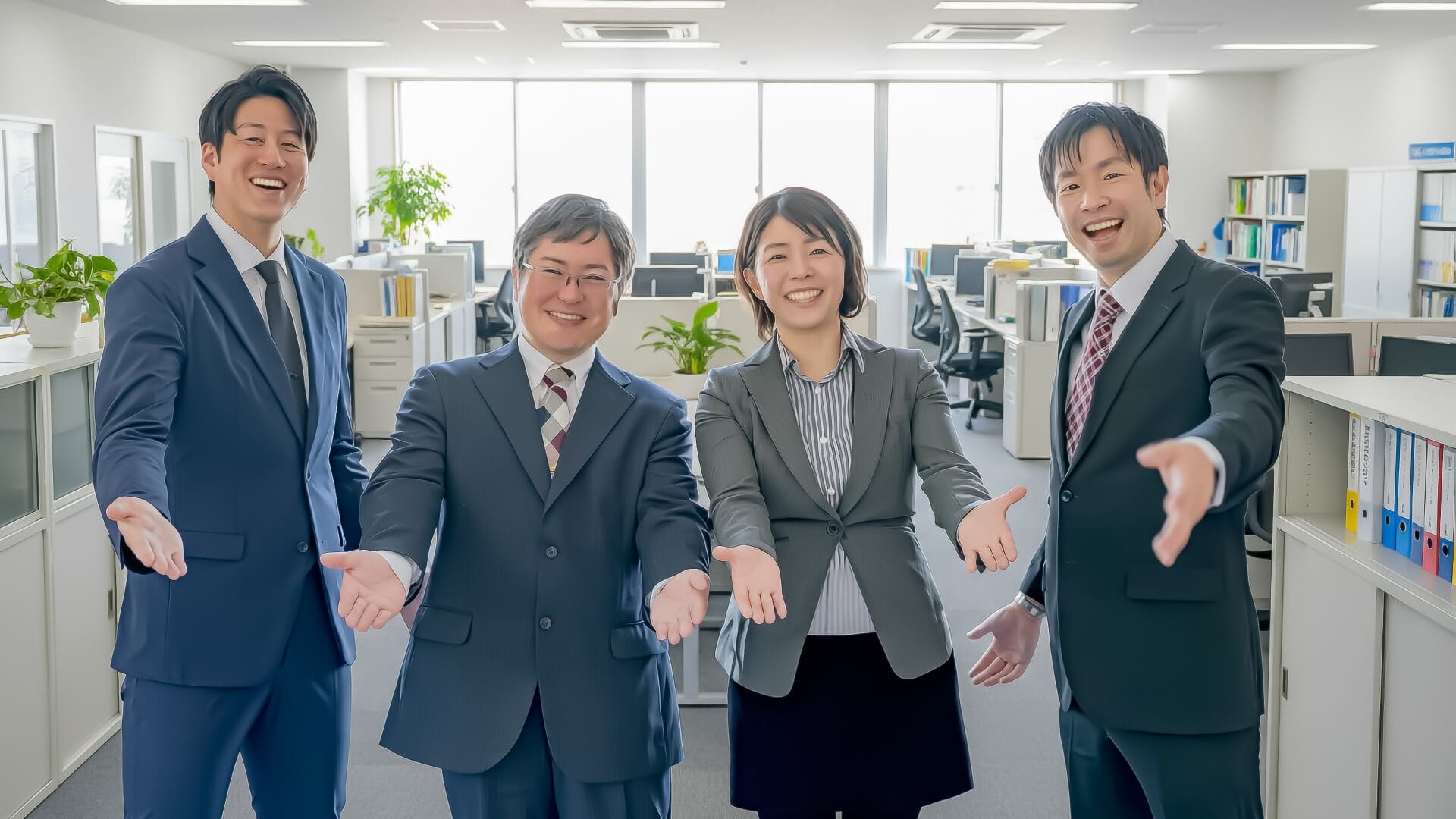 笑顔で手を広げる会社員